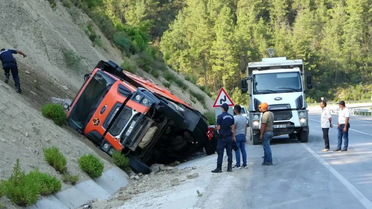 Lastiği patlayan kamyon devrilerek alev alev yandı