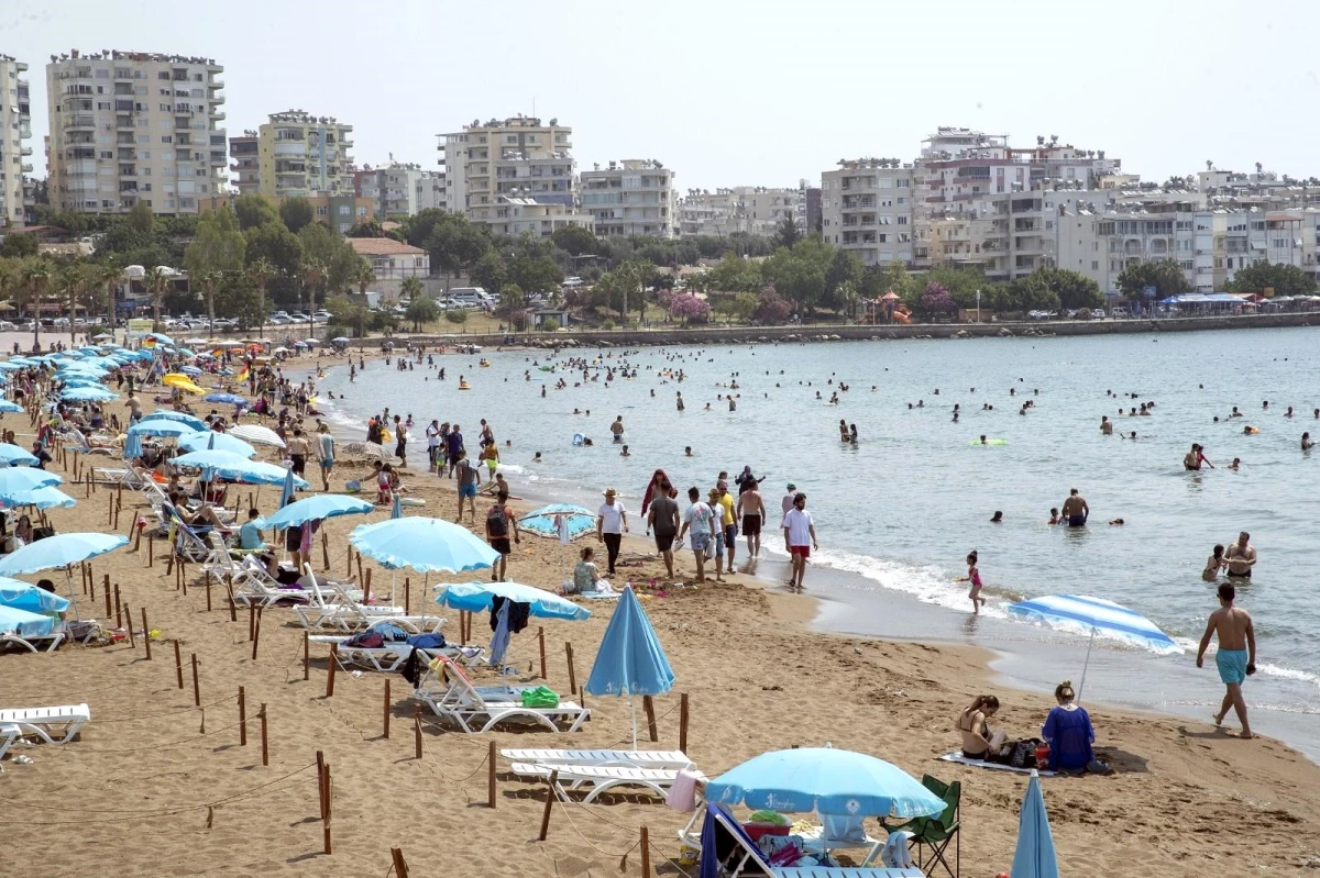 Mersin\'de plajlar tatilcilerin akınına uğruyor