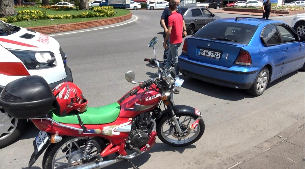 Motosiklet ile otomobil çarpıştı: 1 yaralı