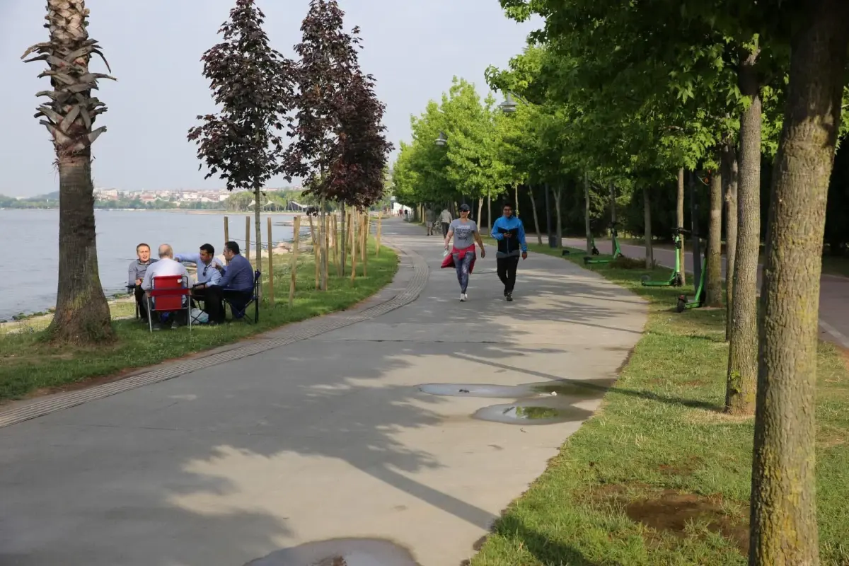 Mutlu şehrin sakinleri parklarda eğleniyor