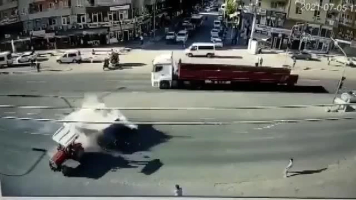 Otomobil ile traktör çarpıştı: 4 yaralı - Güvenlik kamerası