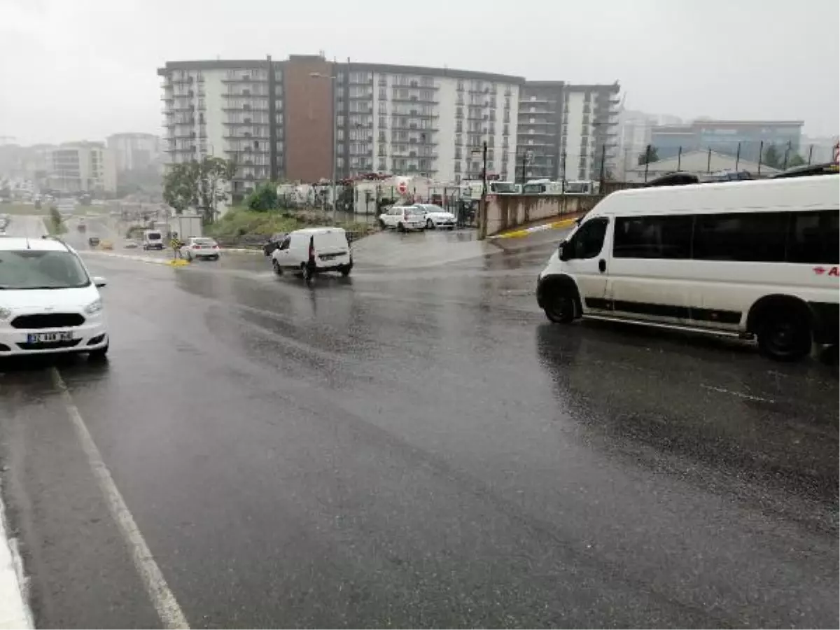 Son dakika haberleri | PENDİK\'TE MOTOSİKLETİYLE KAMYONUN ALTINA GİRDİ: O ANLAR KAMERADA