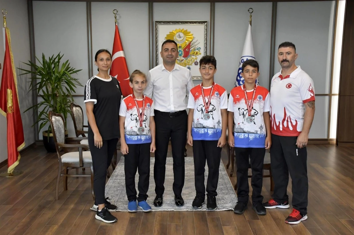 Şampiyon karateciler mutluluğunu Başkan Erdoğan\'la paylaştı