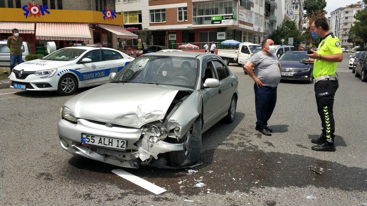 Samsun\'da kavşakta iki araç çarpıştı: 1 yaralı
