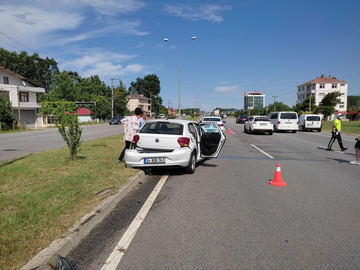 Samsun\'da refüjdeki aydınlatma direğine çarpan otomobildeki çift yaralandı