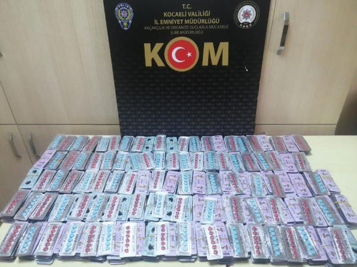 Seyyar satıcının tezgahında cinsel içerikli hap ele geçirildi
