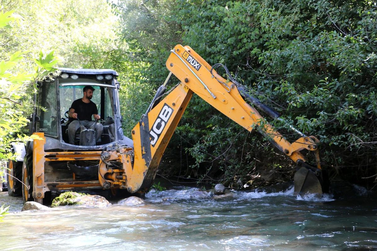 Sıcaklardan bunalan köyün gençlerinin imdadına belediye çözüm buldu