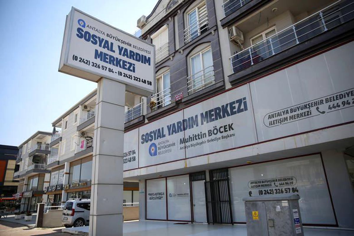 Antalya\'da oluşturulan "Sosyal Yardım Merkezi" vatandaşlara destek oluyor