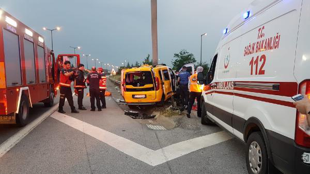Taksi yol ayrımındaki bariyerlere çarptı: 2 ölü, 6 yaralı (2)- Yeniden