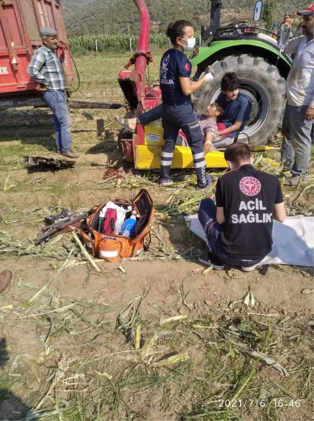 Tarlada çalışırken bacağını silaj makinesine kaptırdı