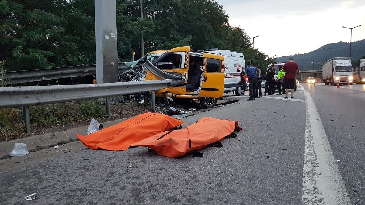 Son dakika haber! TEM\'de ticari taksi bariyerlere ok gibi saplandı: 2 ölü, 6 yaralı