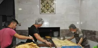 Temsili Nasreddin Hoca Behzat Uygur, fırında tahinli pide pişirdi