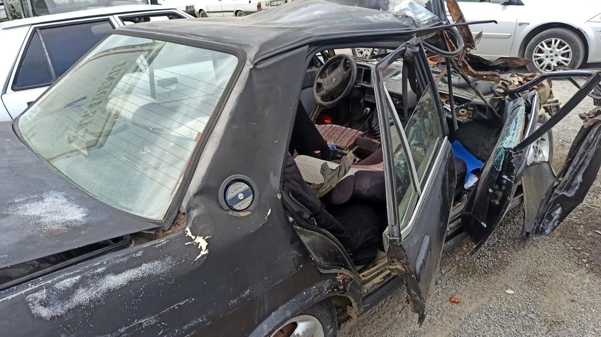 Traktör römorkuna çarpan otomobil paramparça oldu: 1 ölü, 2 yaralı