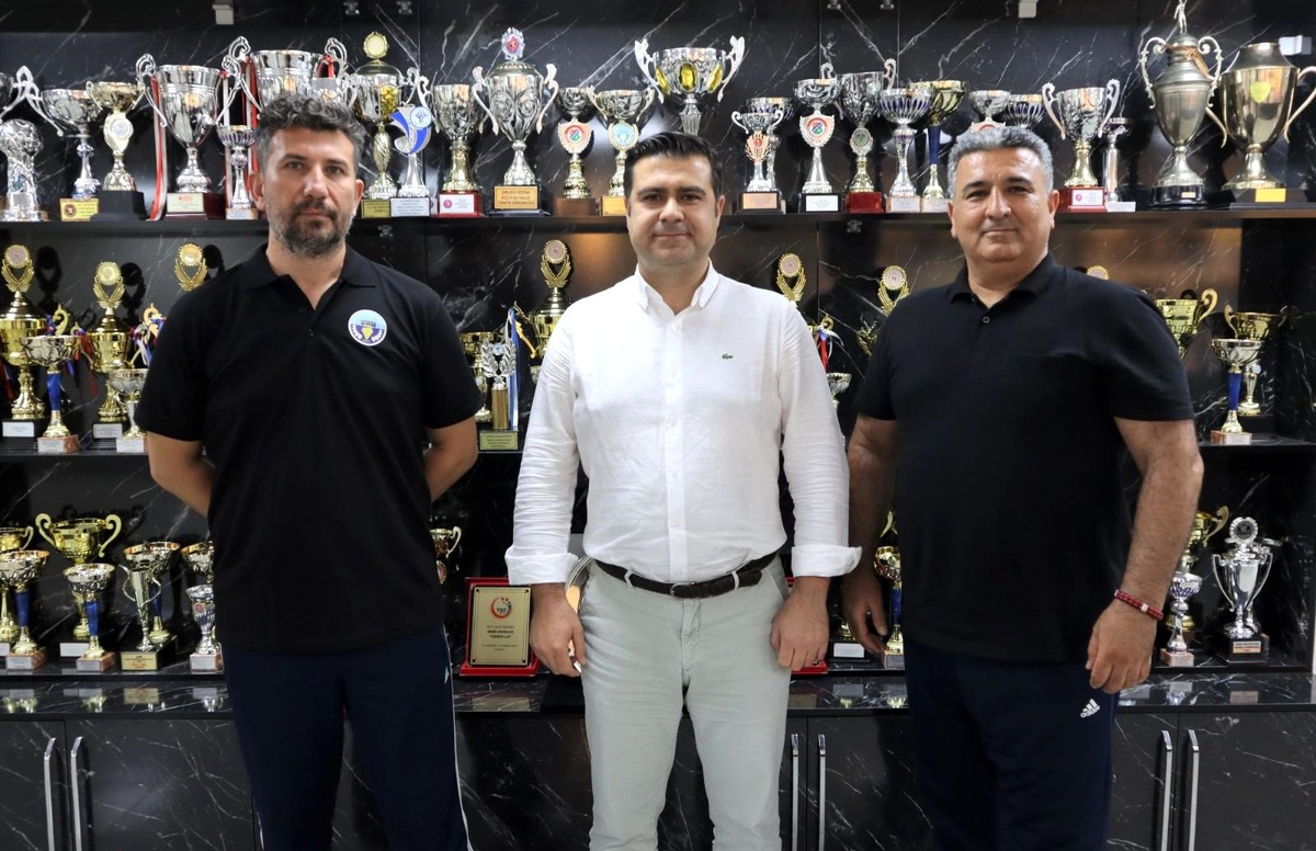 Turgutlu Belediyesi Kadın Voleybol Takımı\'nda ilk imzalar antrenörlerden