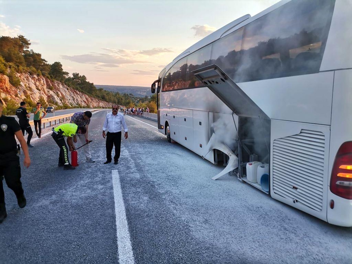 Turistleri taşıyan otobüste yangın paniği