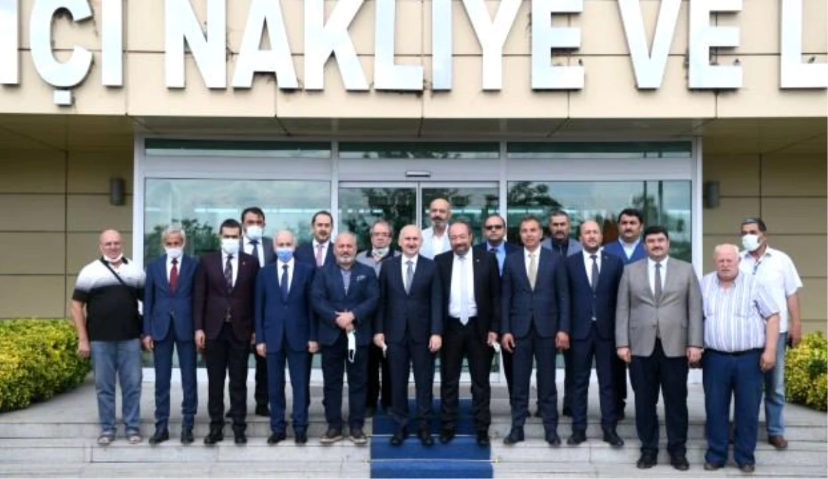 Bakan Karaismailoğlu, Ankara Lojistik Üssü\'nde sektör temsilcileri ve nakliyecilerle ile bir araya geldi