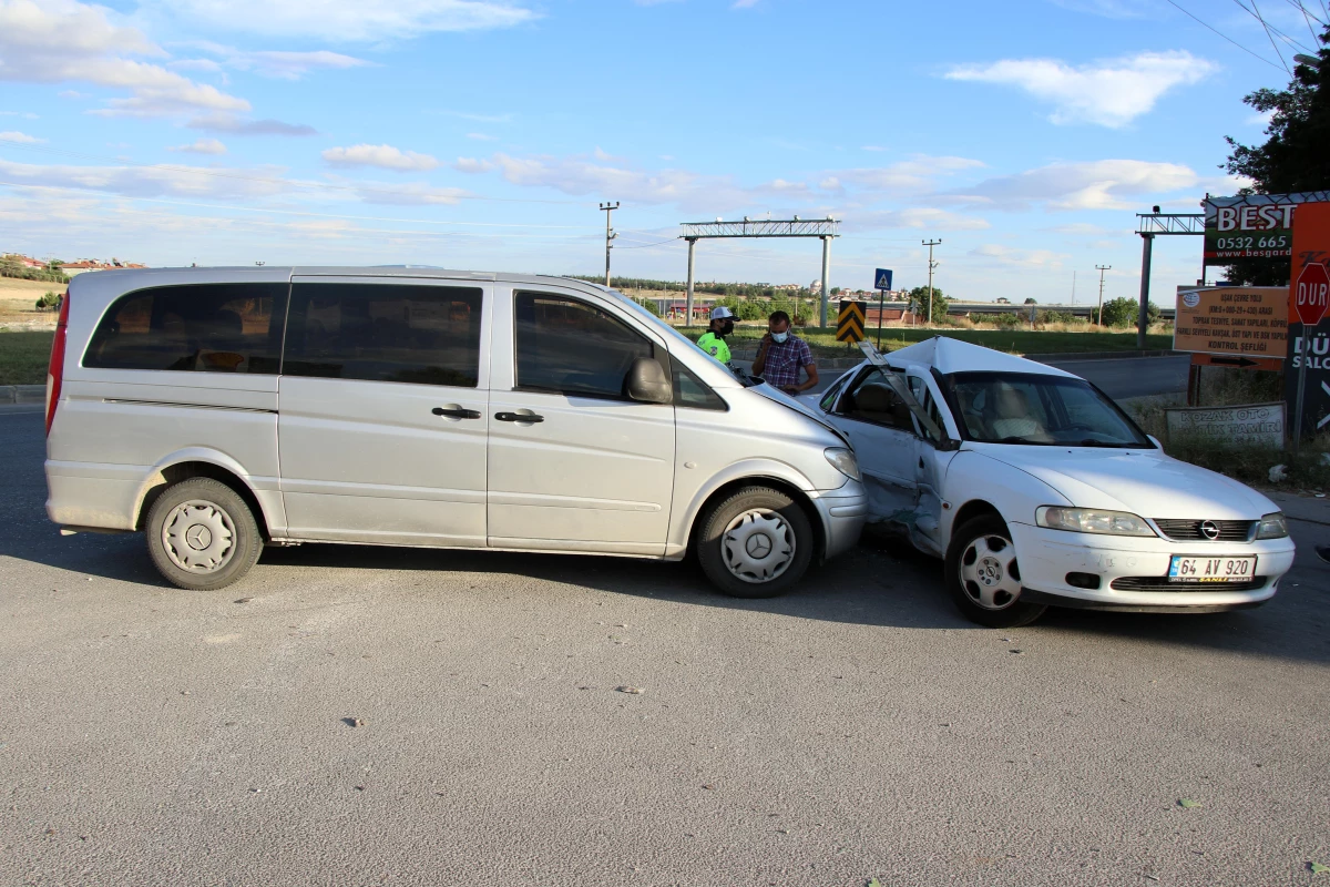 Otomobille minibüs çarpıştı: 8 yaralı