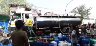 YENİ DELHİ - Hindistan'ta pandemi döneminde sosyal mesafe ikilemi