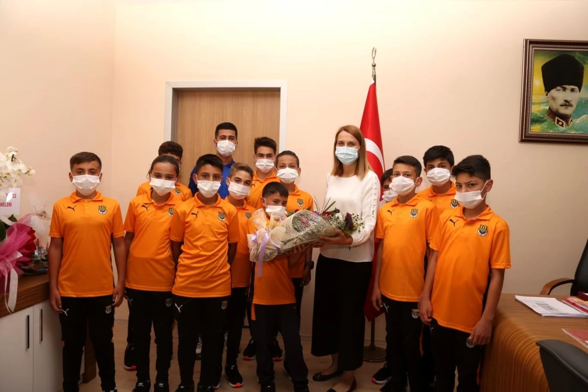 Yerköyspor Futbol Akademisi\'nden Yahyalı Devlet Hastanesi\'ne ziyaret