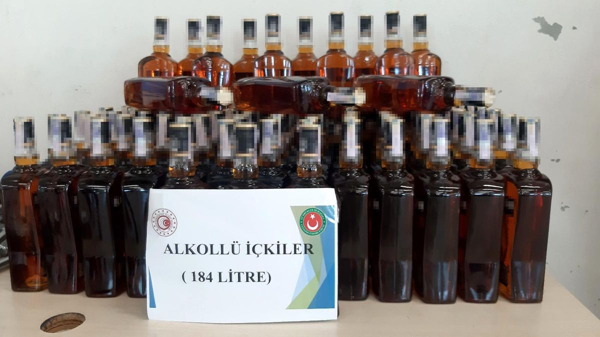 12 kişiyi öldüren sahte içkiler yurda giriş yapmadan ele geçirildi