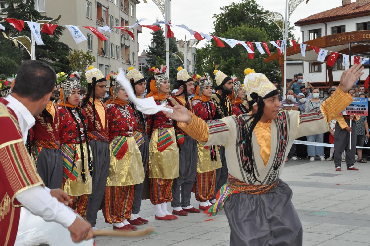62. Uluslararası Akşehir Nasreddin Hoca Şenlikleri\'nde halk oyunları gösterileri yapılıyor