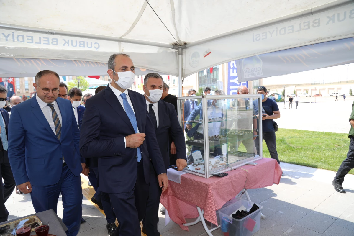 Adalet Bakanı Gül, Çubuk Belediyesi\'nin standını ziyaret etti