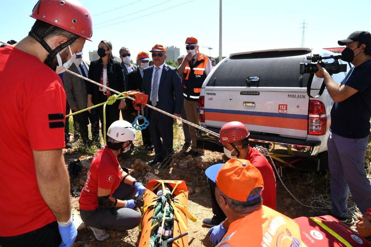 Antalya\'da "deprem tatbikatı" gerçeğini aratmadı