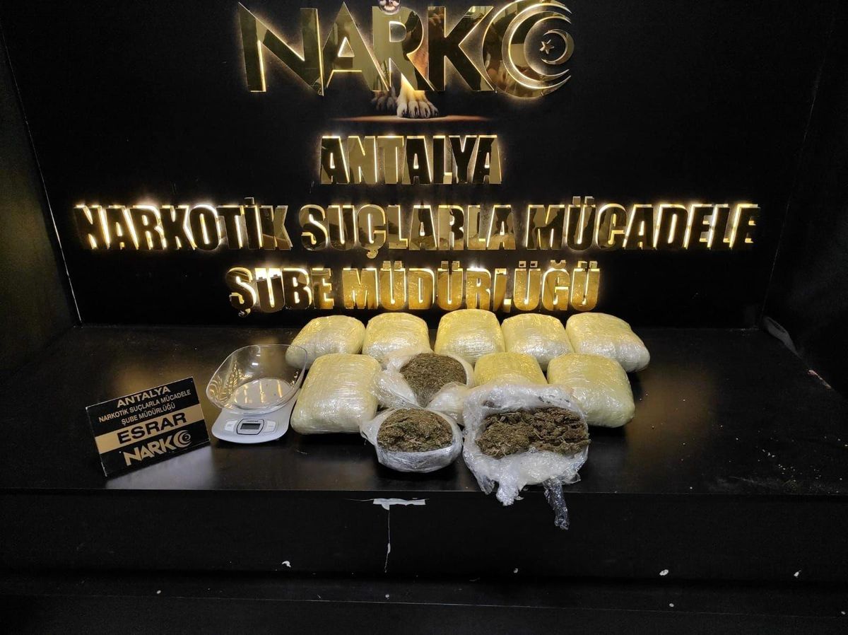 Antalya\'da eve baskın yapan polis 12 kilo esrar ele geçirdi