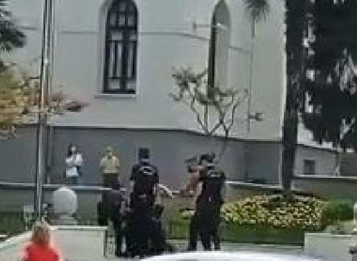 ATATÜRK HEYKELİNE ÇEKİÇLE SALDIRDI, ÇEVİK KUVVET ETKİSİZ HALE GETİRDİ