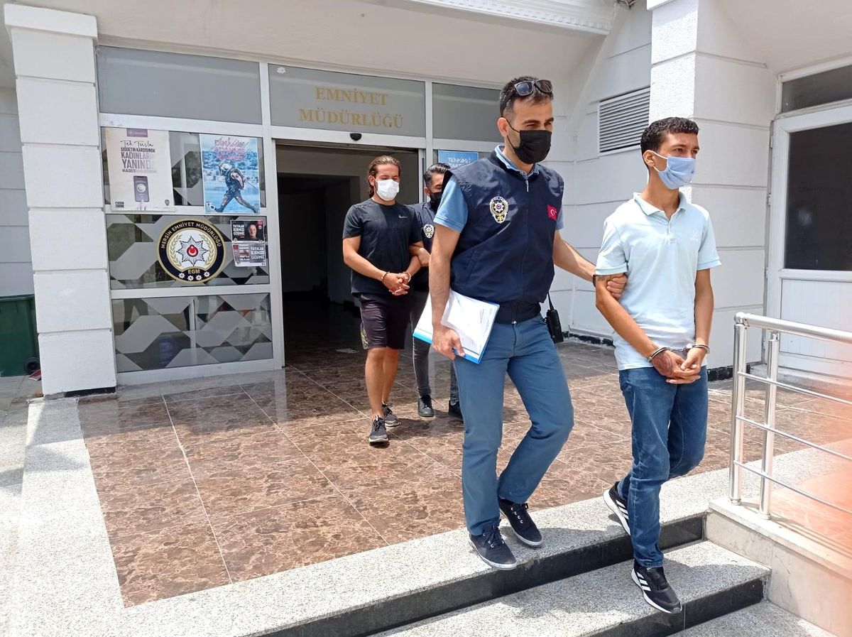 Bıçak çekip çocukların telefonunu gasp ettiler
