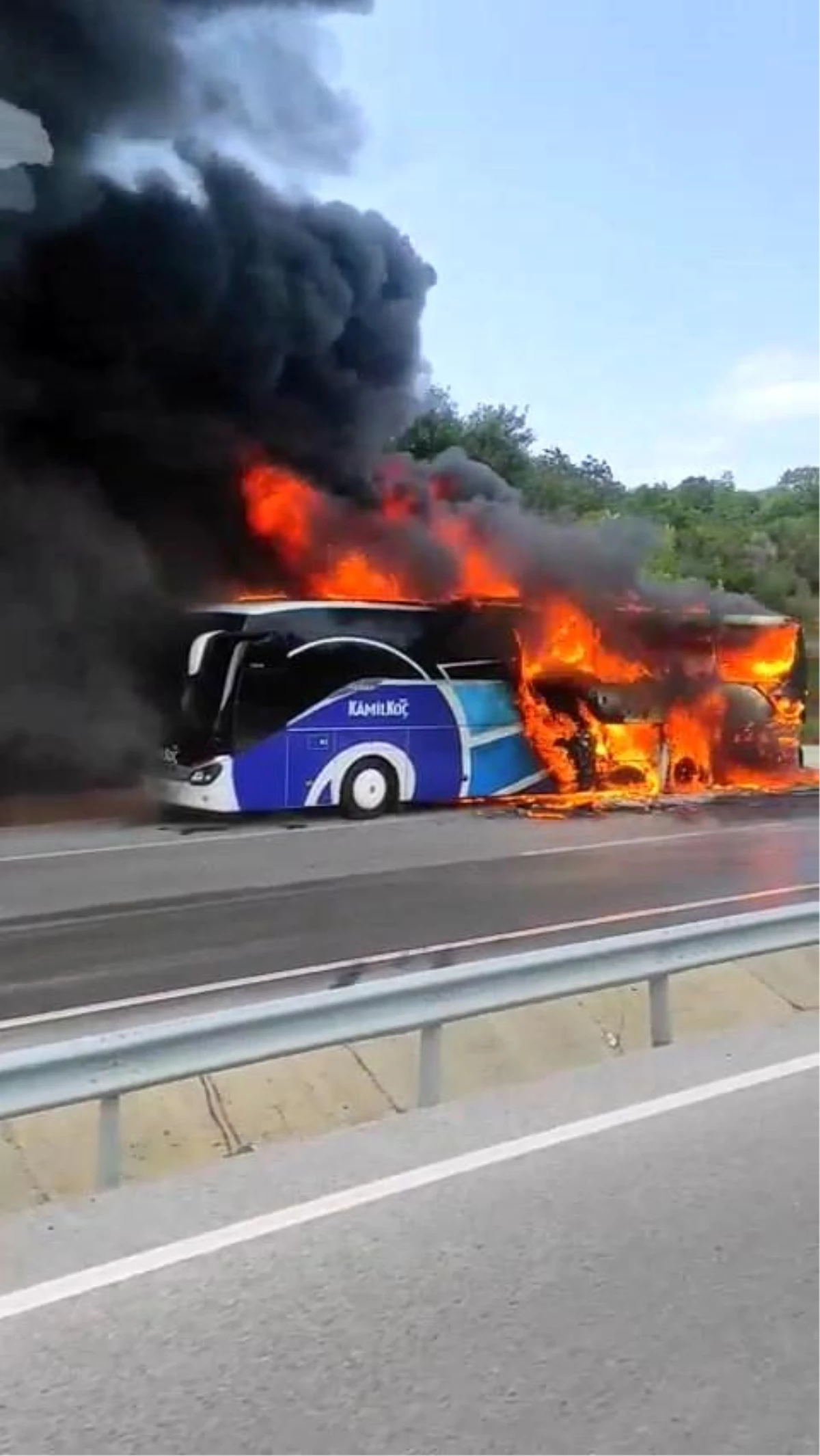 Çanakkale\'de yolcu otobüsü alev alev yandı