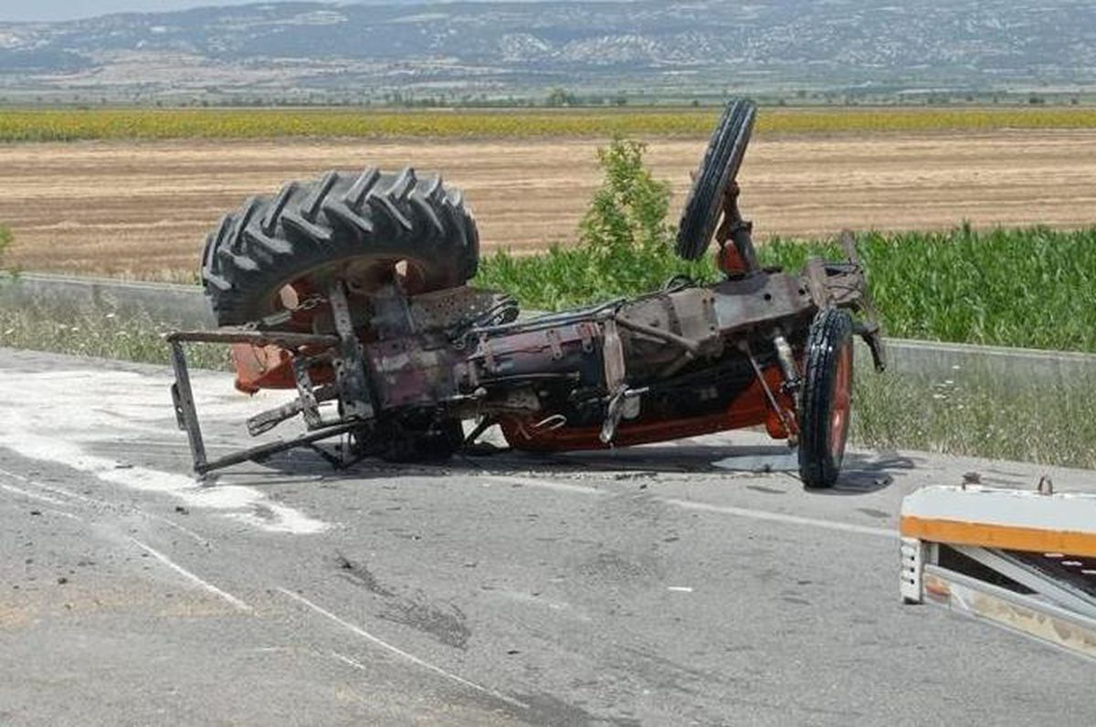 Denizli\'de otomobil ile traktör çarpıştı: 6 yaralı
