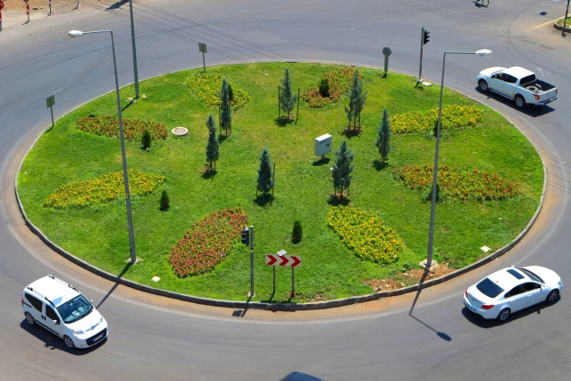 Diyarbakır Büyükşehir Belediyesinin ürettiği çiçekler kenti süsledi