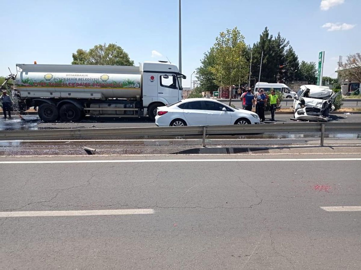 Diyarbakır\'da hafif ticari araç, kamyona çarptı: 1 yaralı