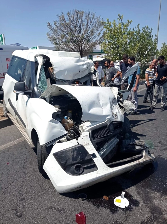 Diyarbakır'da hafif ticari araç, kamyona çarptı: 1 yaralı