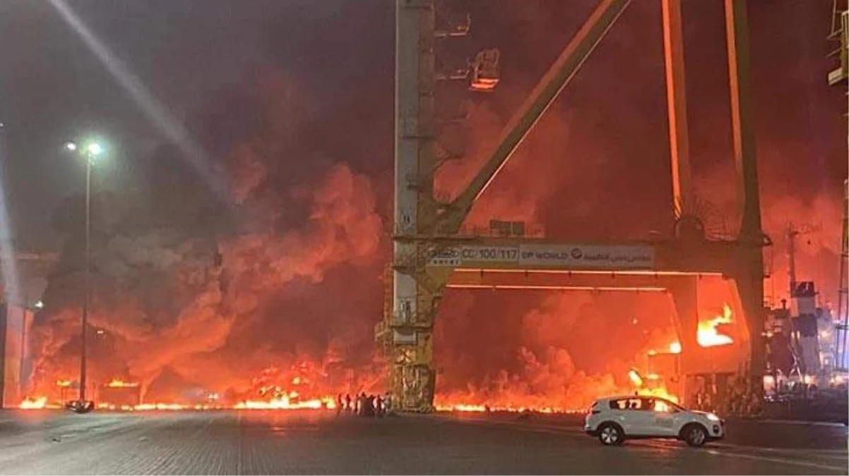 Dubai\'de bulunan Cebel Ali Liman\'ında korkunç patlama! Alevler gökyüzünü aydınlattı
