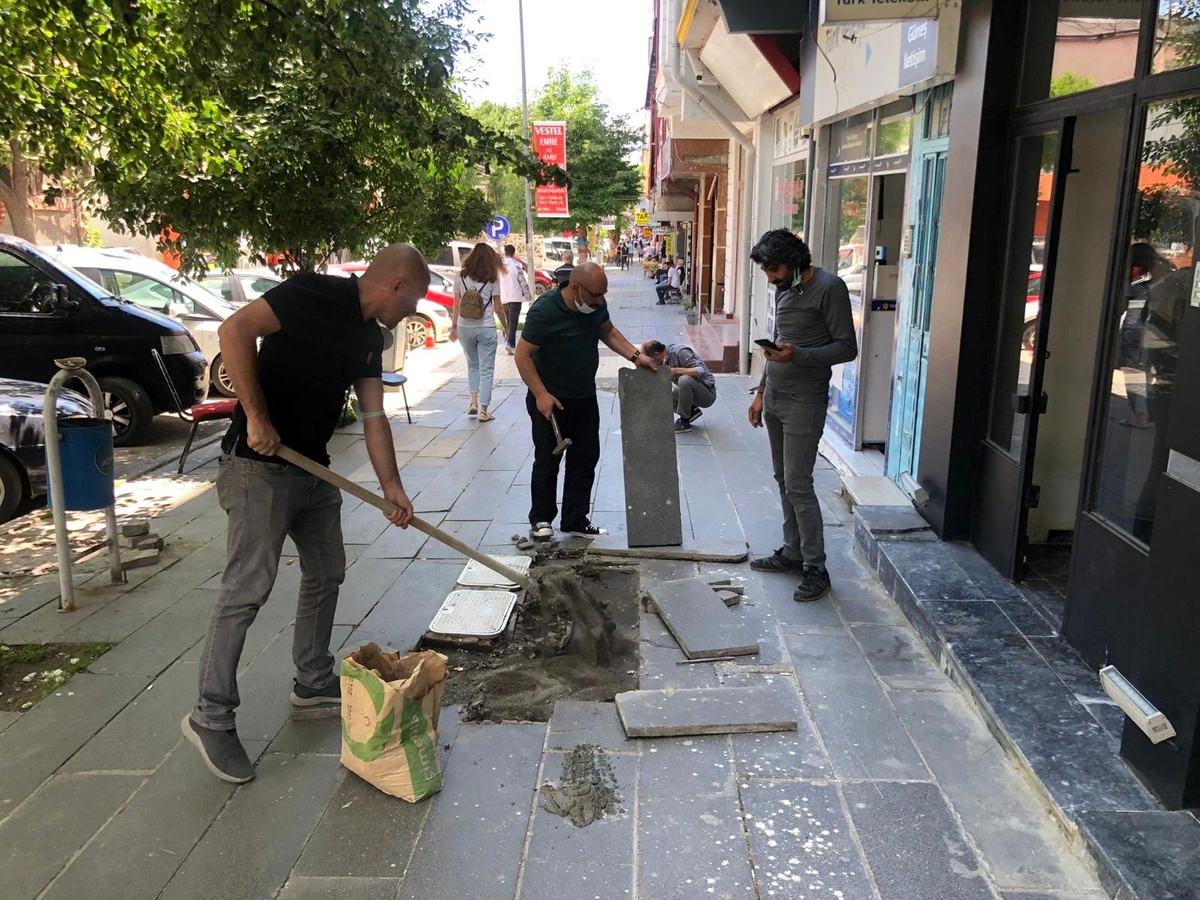 Duyarlı esnaf iş yerlerinin önündeki bozuk kaldırımları yaptı