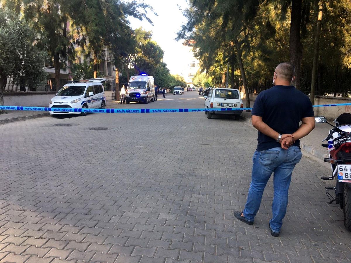 Evinin yanındaki inşaata kızdı, çatıya çıktı