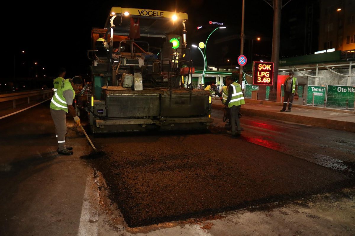 Gebze İstanbul Caddesi\'nde gece mesaisi