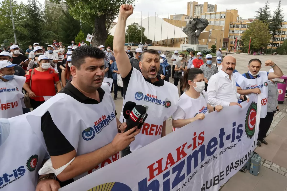 Hacettepe Üniversitesindeki Hizmet-İş\'e bağlı sağlık çalışanları haklarının ödenmesi için eylem yaptı