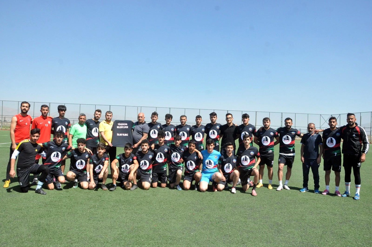 İş adamı Yılmaz\'dan Yüksekova Belediyespor futbolcularına forma