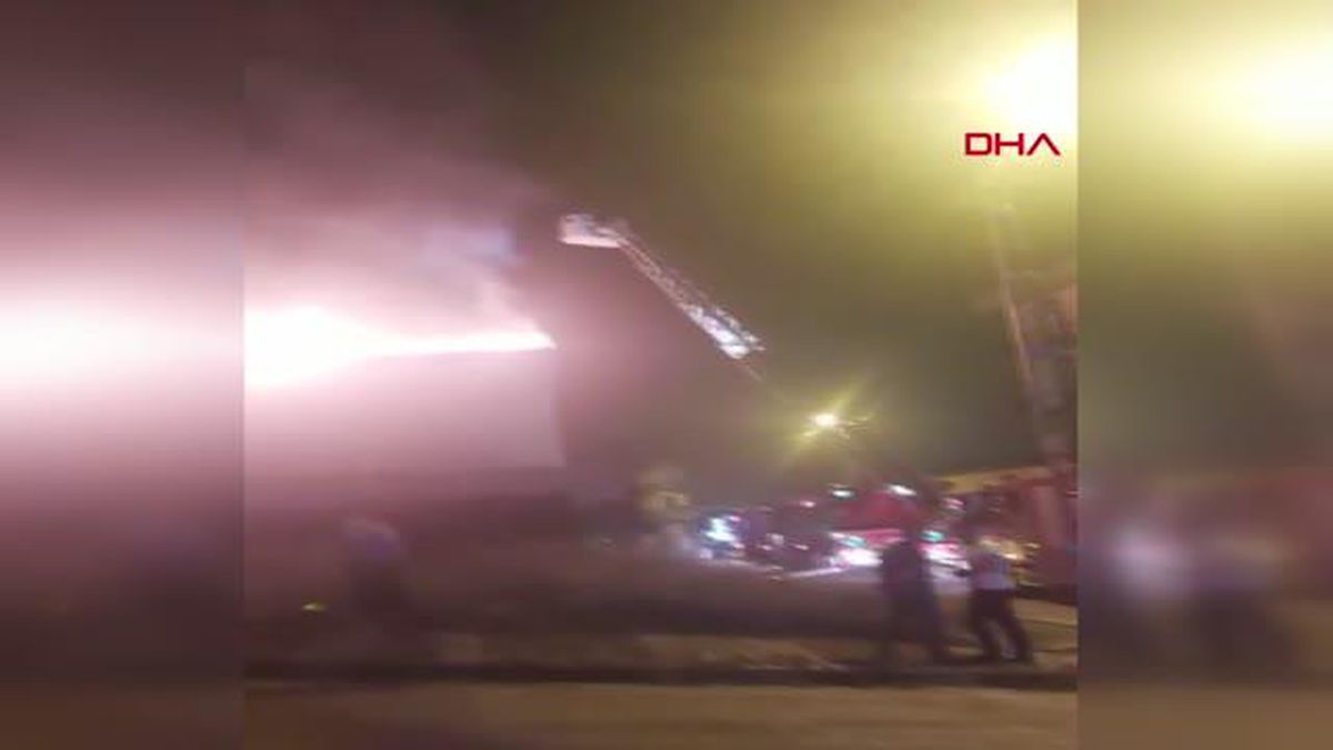 İSTANBUL-SULTANBEYLİ\'DE ÜÇ KATLI METRUK BİNANIN ÇATISI ALEV ALEV YANDI