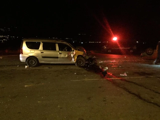 İzmir'de iki otomobilin kafa kafaya çarpıştığı kazada can pazarı: 1'i ağır 11 yaralı
