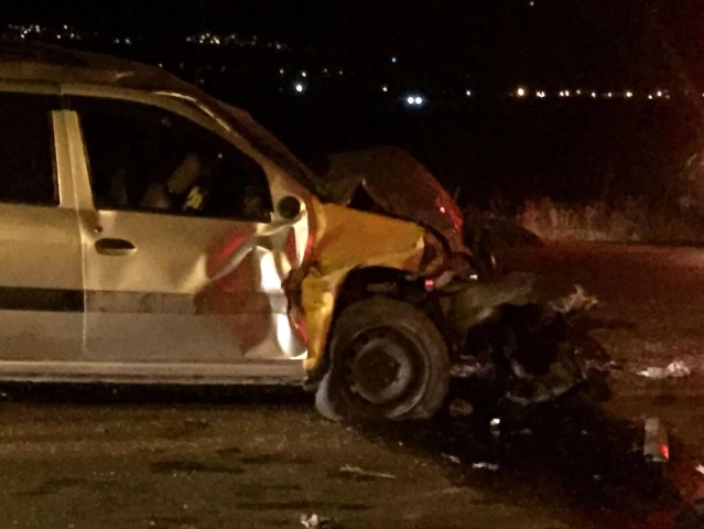 İzmir'de iki otomobilin kafa kafaya çarpıştığı kazada can pazarı: 1'i ağır 11 yaralı