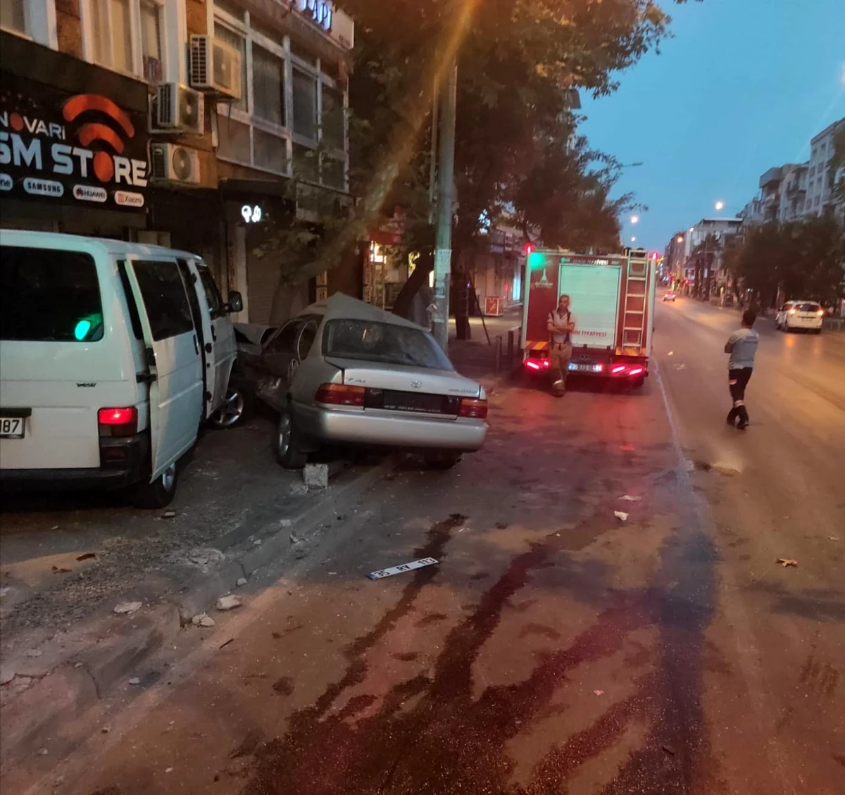 Son dakika haberleri! İzmir\'de minibüsün otomobile çarptığı kazada 1 kişi öldü