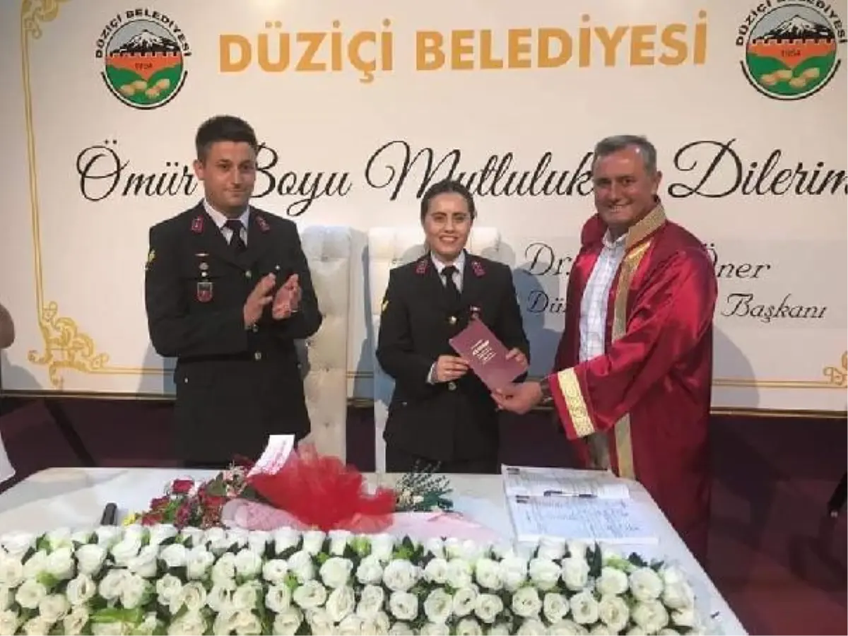 Jandarma astsubay çift, üniformalarıyla nikah masasında