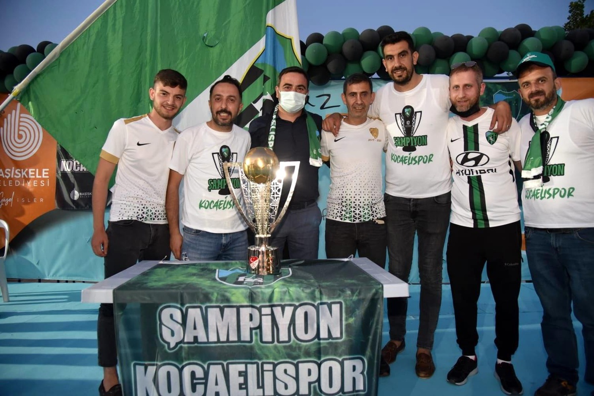 Kocaelispor\'un şampiyonluk kupası Başiskele\'de taraftarla buluştu