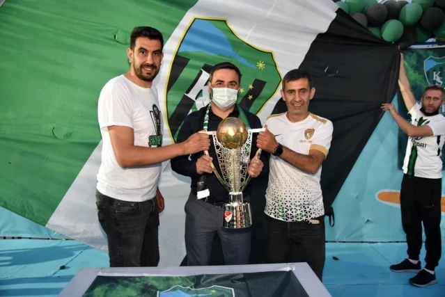 Kocaelispor'un şampiyonluk kupası Başiskele'de taraftarla buluştu