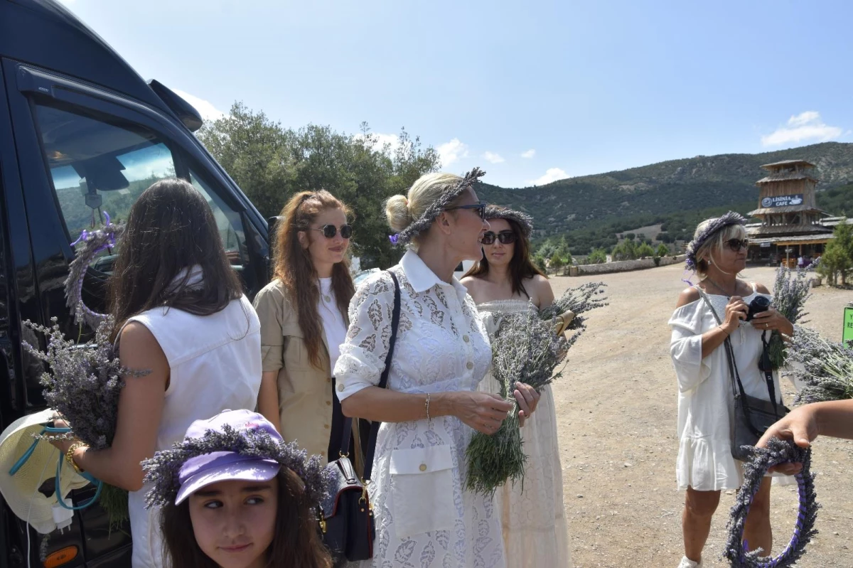 Kültür ve Turizm Bakanı\'nın eşi Pervin Ersoy, lavanta bahçesini gezdi