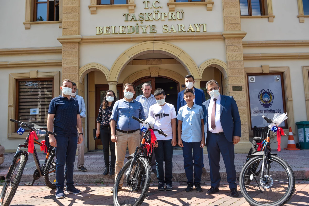 LGS\'de dereceye giren öğrencilere Taşköprü Belediye Başkanı Çatal bisiklet hediye etti